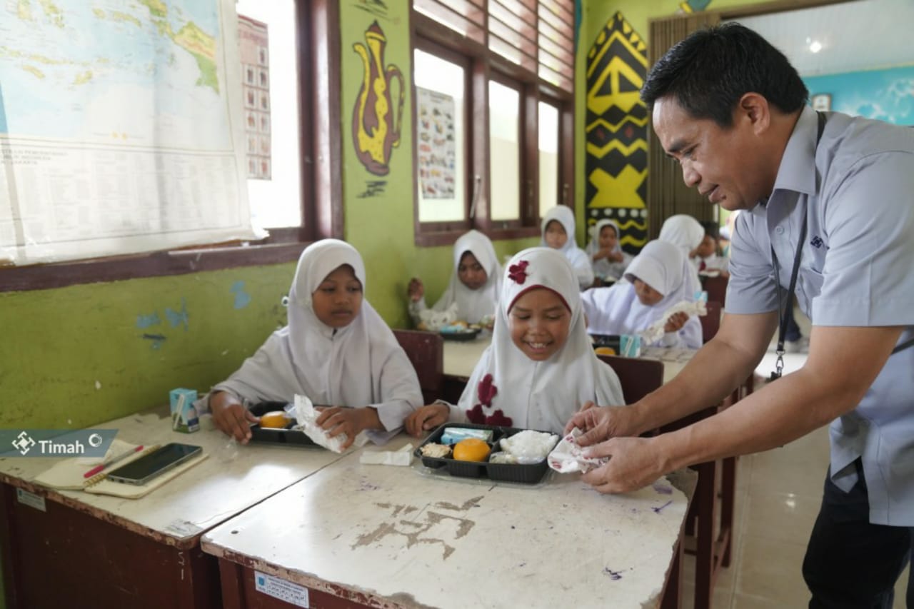 PT Timah Dukung Program Makan Bergizi Bagi Ratusan Pelajar di Kabupaten Bangka Tengah 