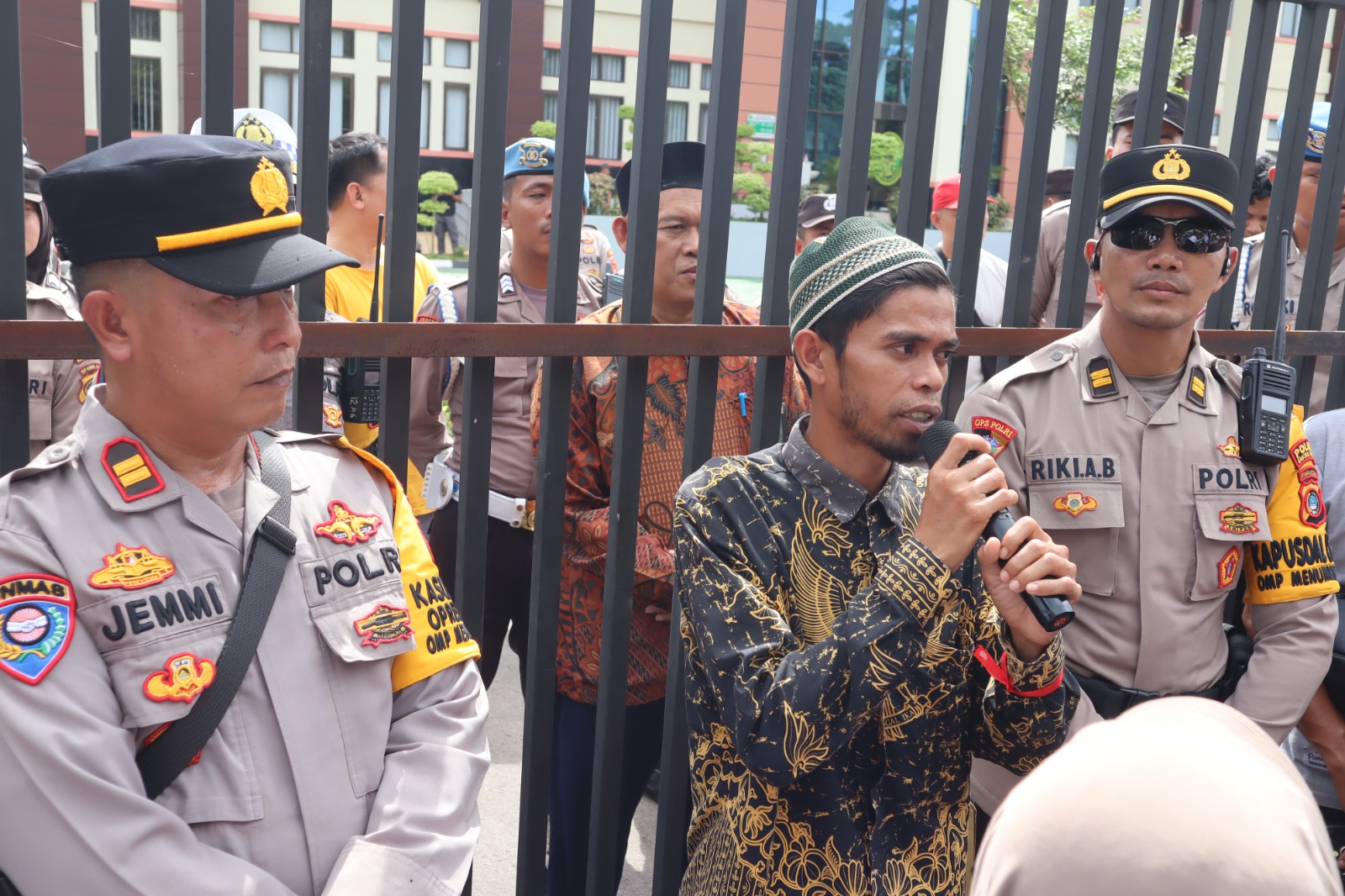 Gabungan Personel Polres Bangka Tengah Amankan Aksi Unjuk Rasa Damai di Kantor Pengadilan Negeri