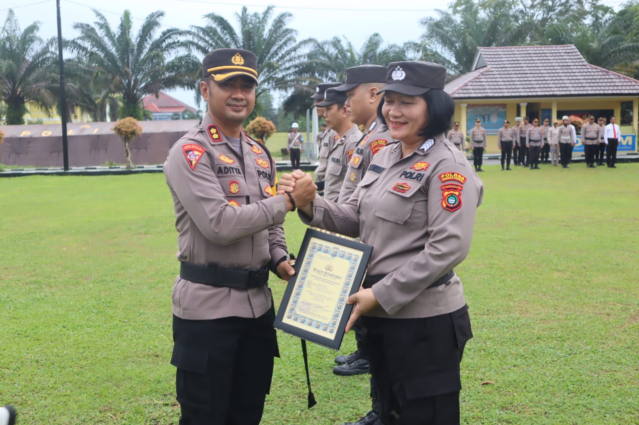 Polres Bangka Tengah Gelar Upacara Pemberian Reward dan PTDH di Tengah Hujan